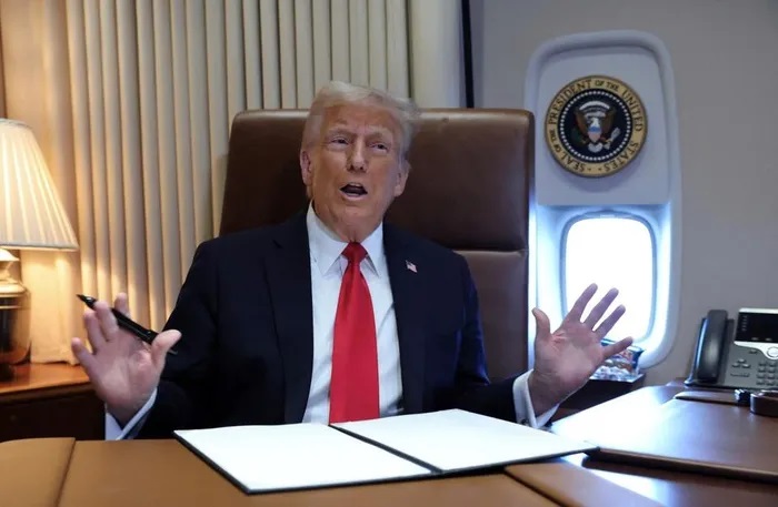 Ông Trump bất ngờ thông báo mức thuế quan mới trên Không lực Một