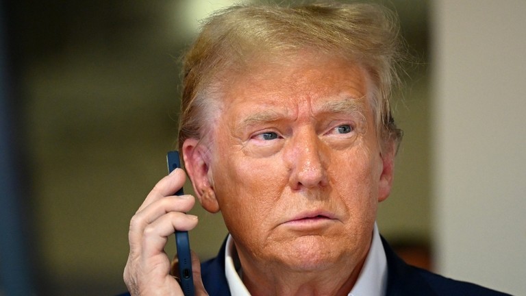 Ông Trump tiết lộ về những ''cú điện đàm khác'' với ông Putin