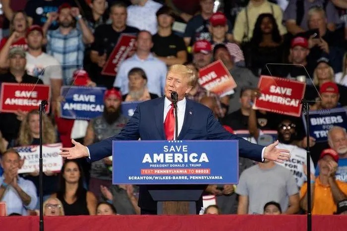 Ông Trump phản đòn Tổng thống Biden