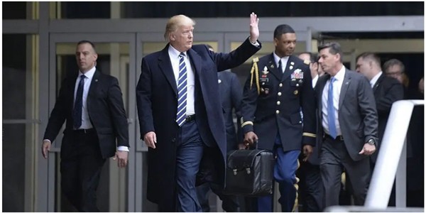 Tổng thống Trump sẽ mang vali hạt nhân rời Washington DC: Đó là gì và làm sao ông Joe Biden nhận được nó?