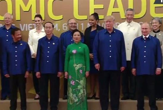Tổng thống Trump bắt tay Tổng thống Putin tại lễ đón APEC