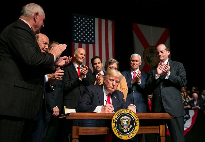Ông Trump bất ngờ thông báo về ''vụ kiện lớn''