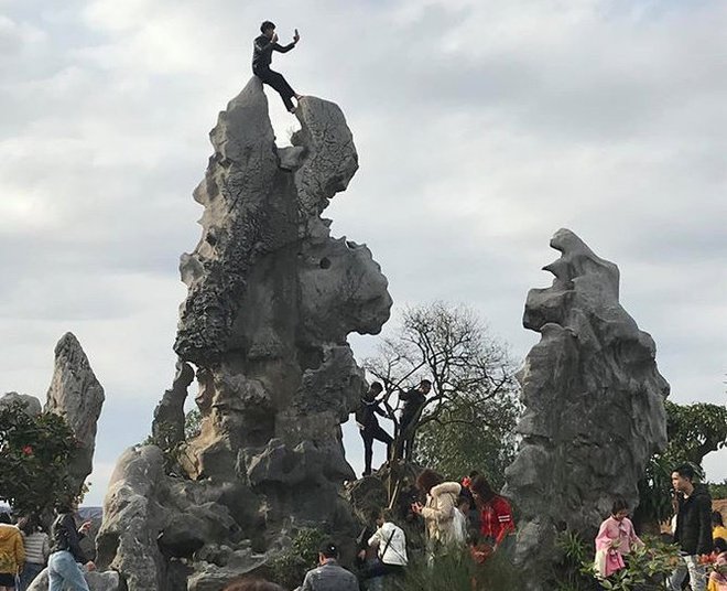 Ngán ngẩm trước hình ảnh đi chùa đầu năm: Hết chen lấn giành hàng đến cắm thẳng gậy chụp ảnh vào lư hương