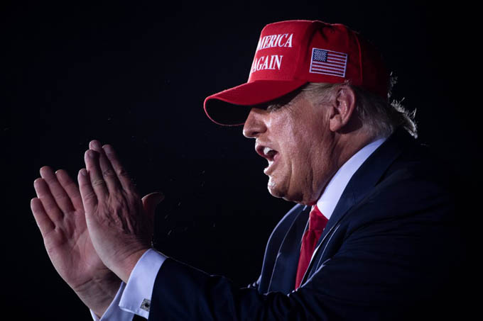Một ngày đi 5 bang, ông Trump 'vận động marathon' trước giờ G