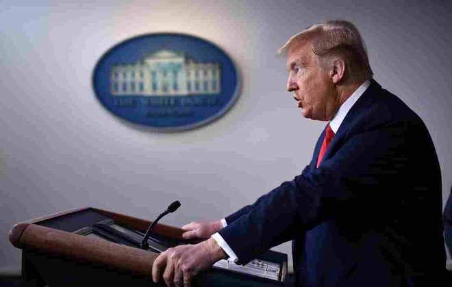 TT Trump ký luật quốc phòng chống dịch, bảo vệ việc gọi 'virus TQ'
