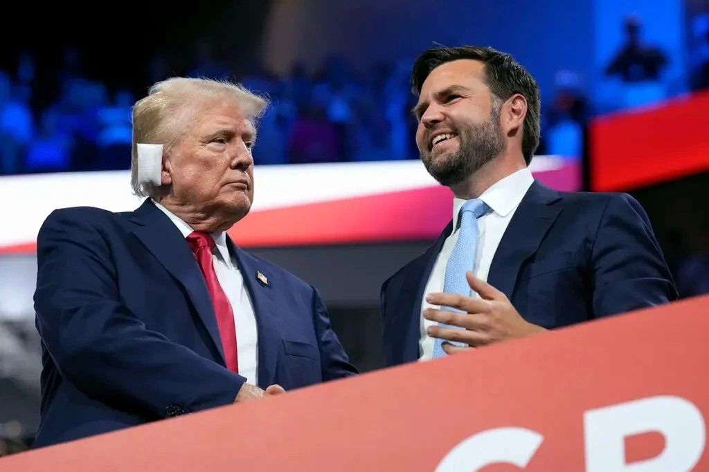 Vì sao ông Trump chọn liên danh tranh cử với ''cựu thù''?