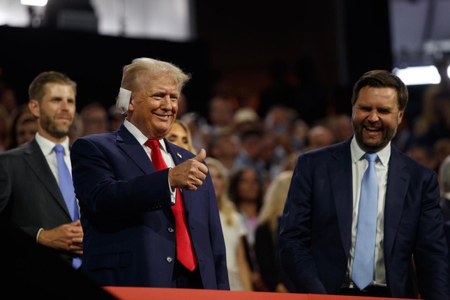 Băng tai của ông Trump thành xu hướng