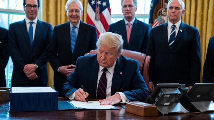 Tổng thống Mỹ Trump ký ban hành gói cứu trợ đại dịch COVID-19 trị giá gần 900 tỷ USD