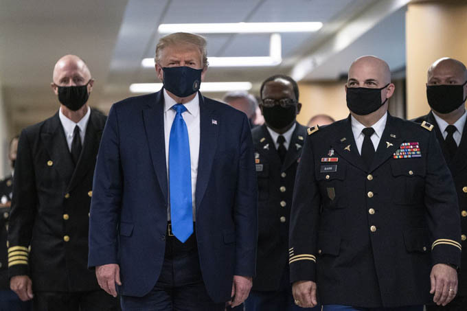 Ông Trump bất ngờ thay đổi quan điểm, khuyến khích người Mỹ đeo khẩu trang