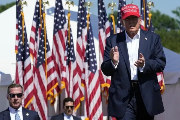 Ông Trump đổi chiến thuật thông minh, ông Biden đành tiếc nuối