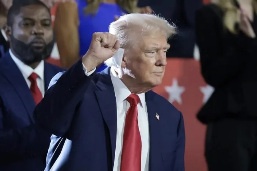 Ông Trump xuất hiện lần đầu sau vụ ám sát hụt: Băng trắng trên tai, giơ nắm đấm