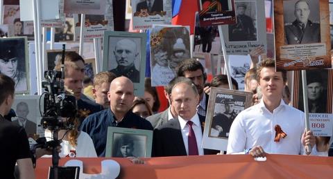 VIDEO: Tổng thống Nga Putin dẫn đầu cuộc diễu hành 'Trung đoàn Bất tử'