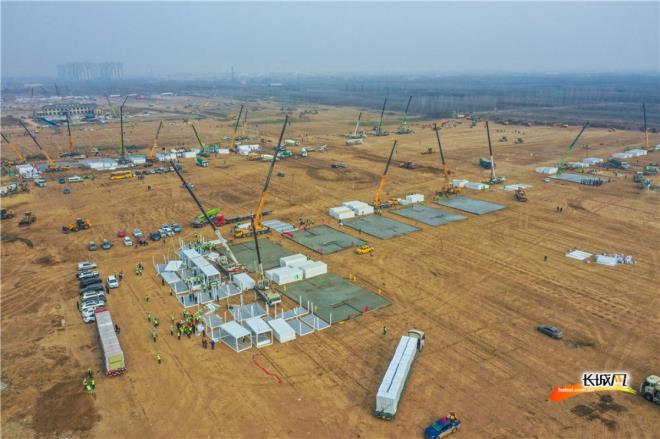 Thành phố Trung Quốc gấp rút xây trung tâm cách ly tập trung COVID-19