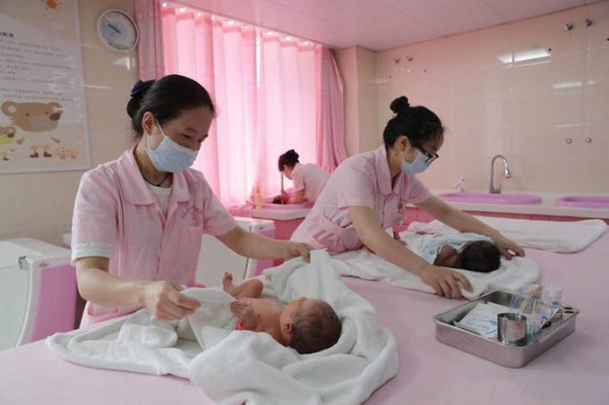 Trung Quốc: Ông bà đi học lớp chăm trẻ để các cháu 'bớt khổ' khi sinh con thứ 3