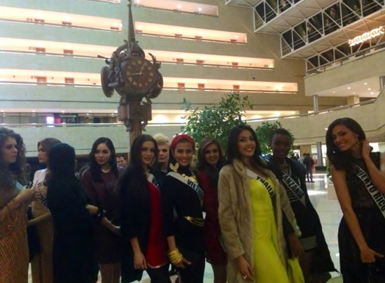 Trương Thị May cùng các hoa hậu bước vào vòng phỏng vấn tại Miss universe 2013