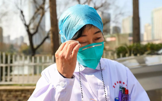 Nữ bác sĩ đầu tiên phát hiện ra virus corona, từng tham gia chiến đấu chống lại SARS giờ trở thành anh hùng của người dân Trung Quốc: 'Tôi khóc cạn nước mắt của cả đời rồi'