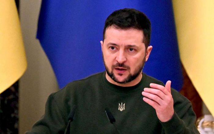 Tổng thống Zelensky bất ngờ tới Anh, đề nghị phương Tây cấp thêm vũ khí
