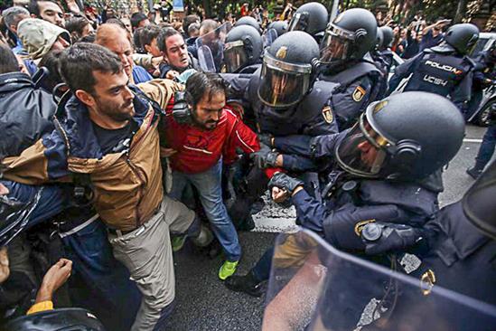 Cảnh sát Tây Ban Nha đập kính lao vào điểm bỏ phiếu ly khai ở Catalan