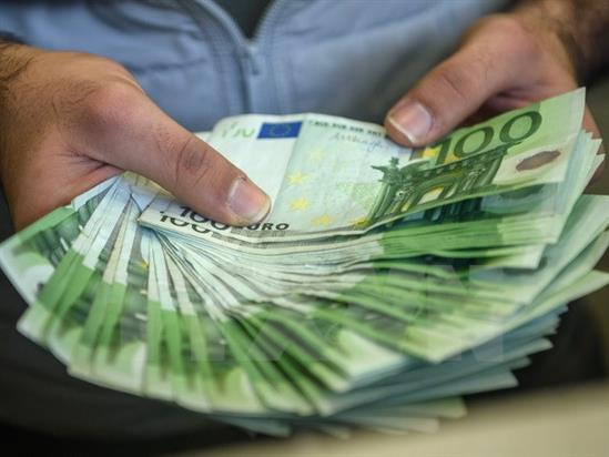 Giá dầu thế giới tiếp tục tăng, đồng USD và Euro diễn biến trái chiều