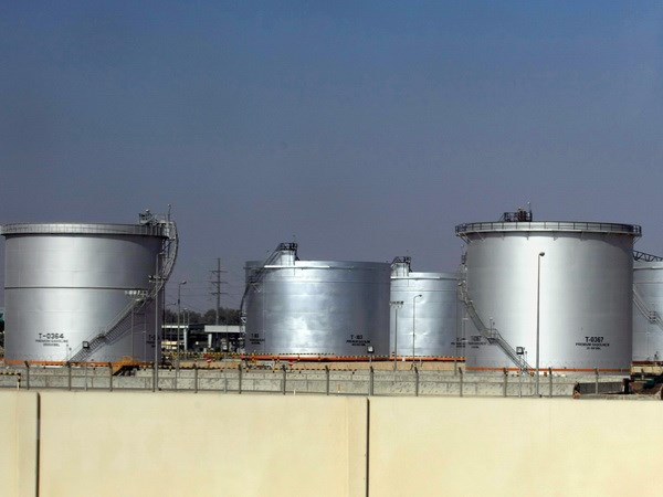 Giá dầu thế giới giảm do nguồn cung của OPEC gia tăng