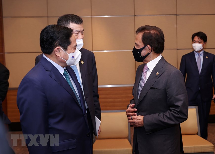 Thủ tướng Phạm Minh Chính chào xã giao Quốc vương Brunei