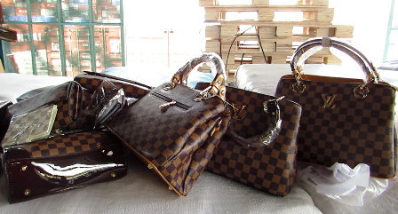 Bắt giữ lô hàng túi xách LV, Hermes giả trị giá hơn 30 tỷ đồng tại cảng Cát Lái