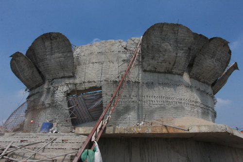 Tượng Phật cao 26m bất ngờ đổ sập