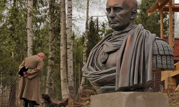 Dân Cossack dựng tượng Tổng thống Putin như hoàng đế Caesar