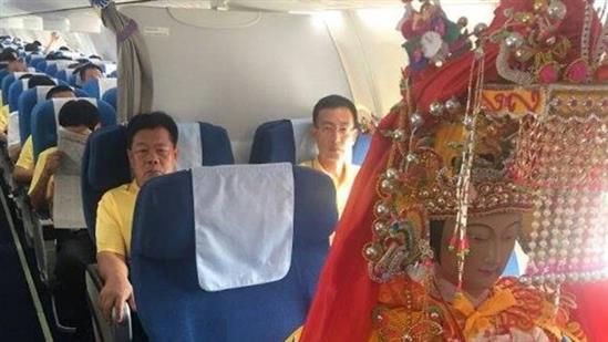 Kỳ lạ chuyện ba bức tượng thần đi máy bay hạng thương gia