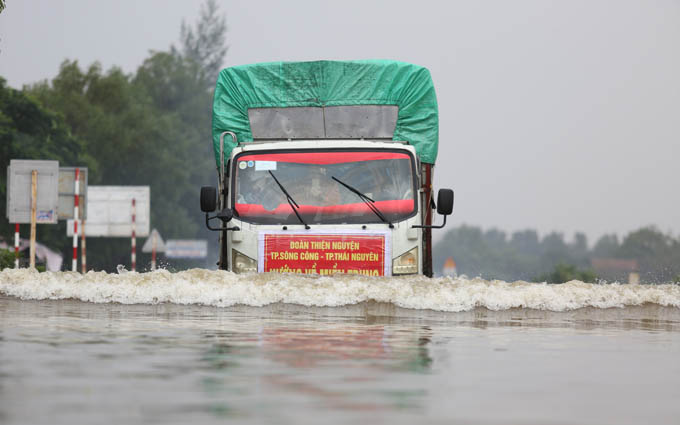 Những chuyến xe, chuyến đò mang hy vọng trong mùa lũ và lời nói từ trái tim: ''Cảm ơn vì đã không bỏ quên chúng tôi''