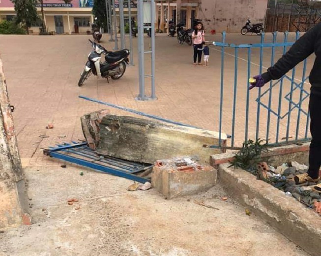 Sập cổng trường, 1 học sinh tử vong