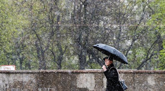 Xem video tuyết bất ngờ rơi giữa mùa hè ở nước Nga