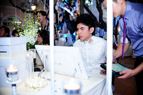 Chú rể Đan Trường đôn đáo chờ vợ yêu tới tiệc cưới ở Sài Gòn