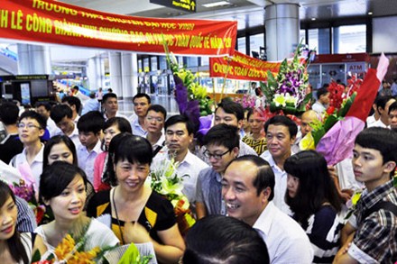 Nồng nhiệt đón đoàn thi Olympic Toán học quốc tế chiến thắng trở về