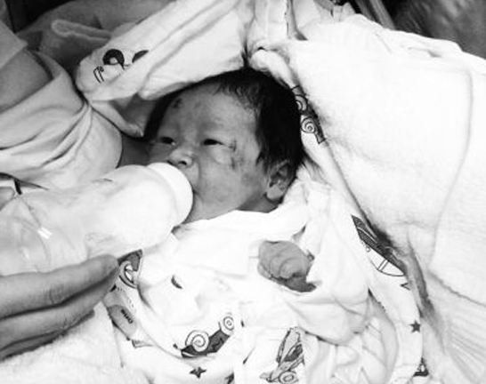 Xót xa em bé chào đời đúng giây phút 'sinh ly tử biệt'