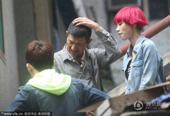 Lưu Đức Hoa bất ngờ nhếch nhác như ăn xin trên phố