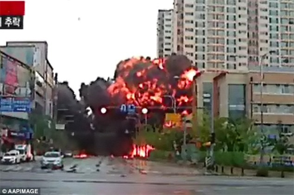 Khoảnh khắc kinh hoàng khi trực thăng Hàn Quốc rơi