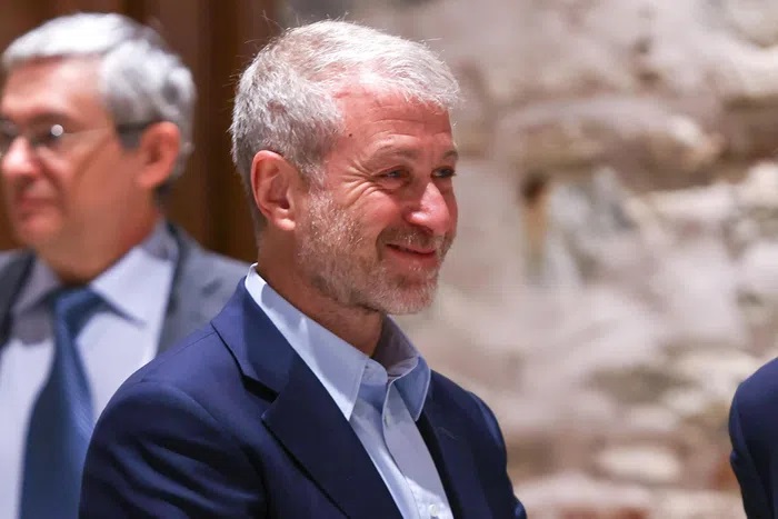 Mỹ ra lệnh tịch thu hai máy bay của tỷ phú Roman Abramovich