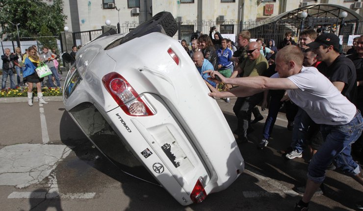 Người biểu tình đập vỡ cửa sổ tòa nhà Đại sứ quán Nga ở Kiev