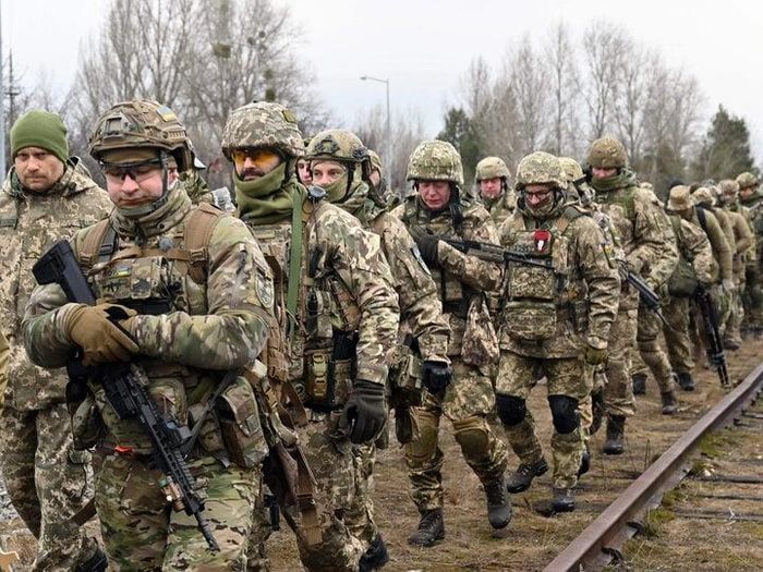 Ukraine miễn nghĩa vụ quân sự cho người có lương trên 800 USD
