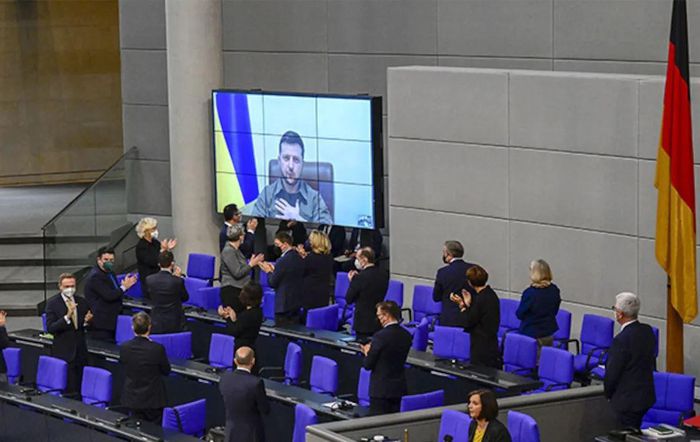 Sau khi Tổng thống Ukraine phát biểu, Quốc hội Đức chỉ vỗ tay rồi không làm gì hết