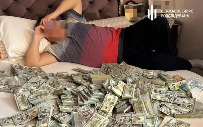 Ukraine: Điều tra trốn nghĩa vụ, phát hiện 2 quan chức nhét đầy tiền USD trong nhà