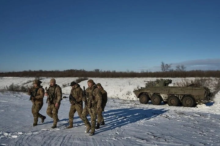 Bất ngờ khi lính Ukraine phải bỏ xe, đi bộ tới tiền tuyến