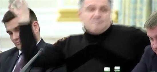 Ukraine: Bộ trưởng Nội vụ ném cốc nước vào mặt Thống đốc