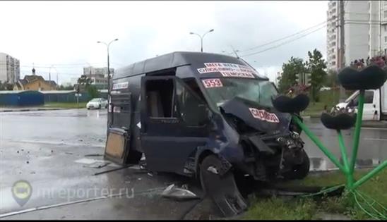 Moskva: Xe taxi chuyến đụng xe buýt, 1 người VN bị thương