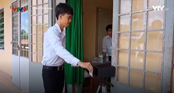 Học sinh “trường làng” tự chế máy điểm danh bằng mã QR