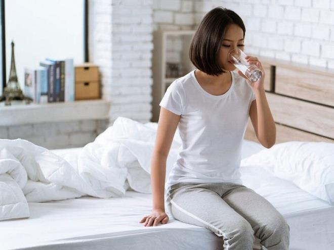 Cơ thể bạn thay đổi thế nào nếu thường xuyên uống nước ngay khi ngủ dậy?