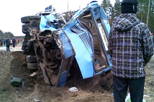 Đoàn tàu va chạm với xe bus ở Nga, nhiều người thương vong