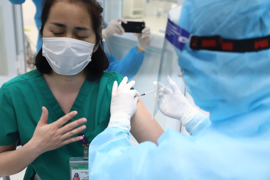 Nữ điều dưỡng tại Hà Nội sốt nhẹ sau khi tiêm vaccine Covid-19