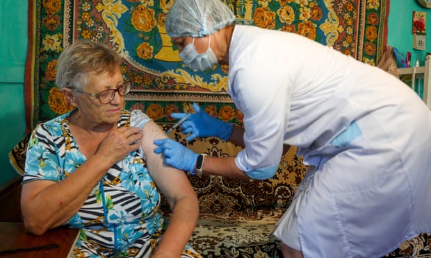 Từ hoài nghi vaccine, người Nga đổ xô tiêm phòng vì lo ngại biến chủng mới